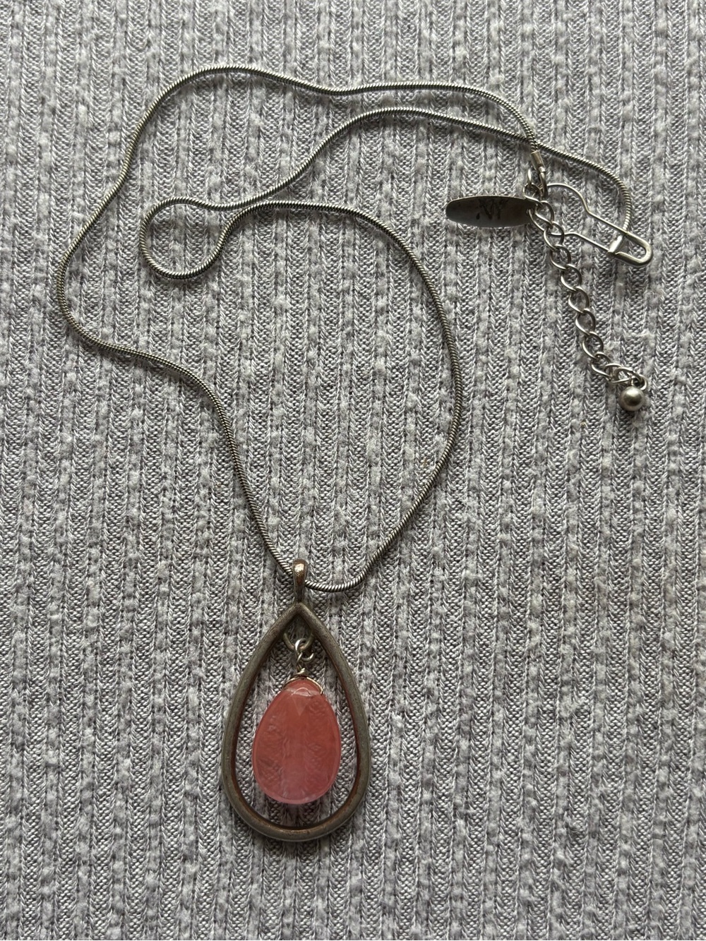 Vintage silver tone NY signed dangly teardrop shaped pink gemstone necklace